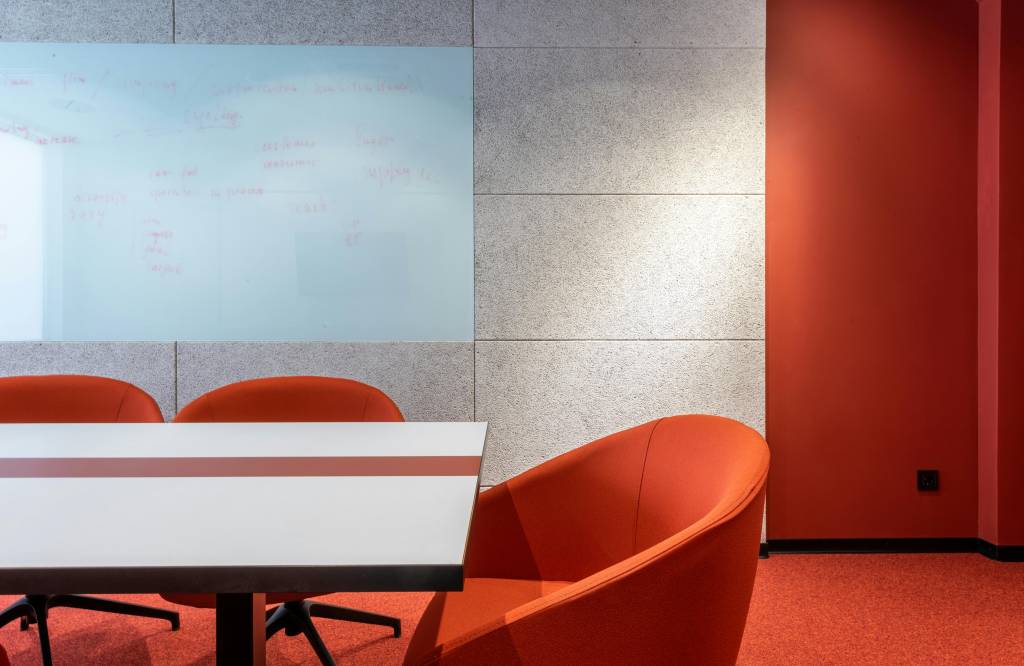 Pourquoi choisir la moquette aiguilletée pour vos espaces professionnels